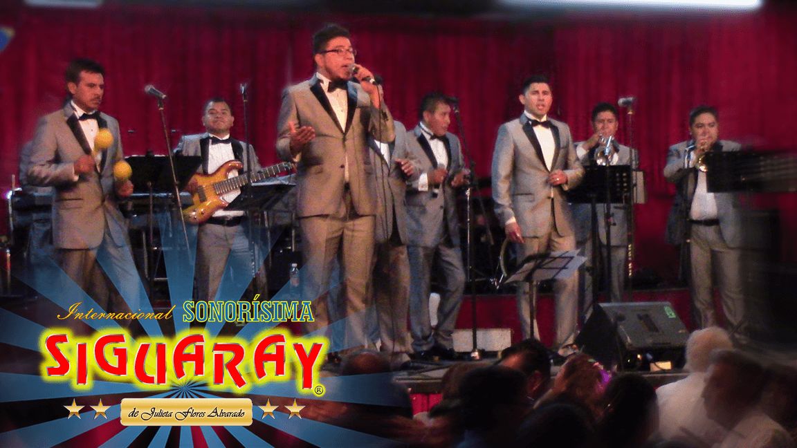 Siguaray en el escenario con su orquesta