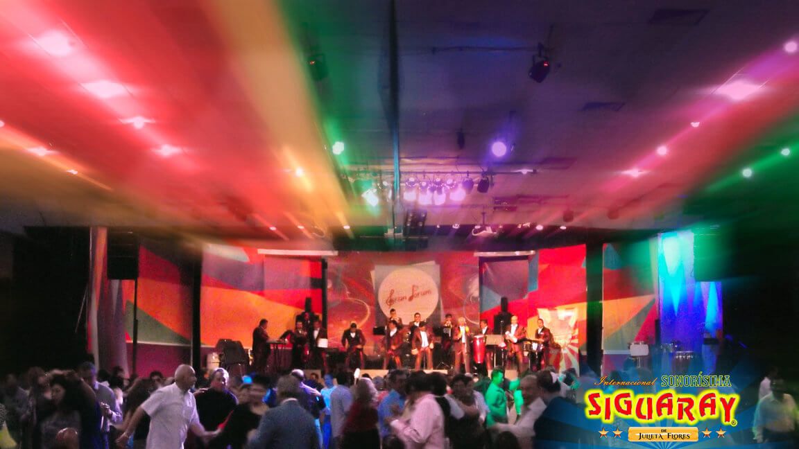 Escenario iluminado durante un baile de Siguaray
