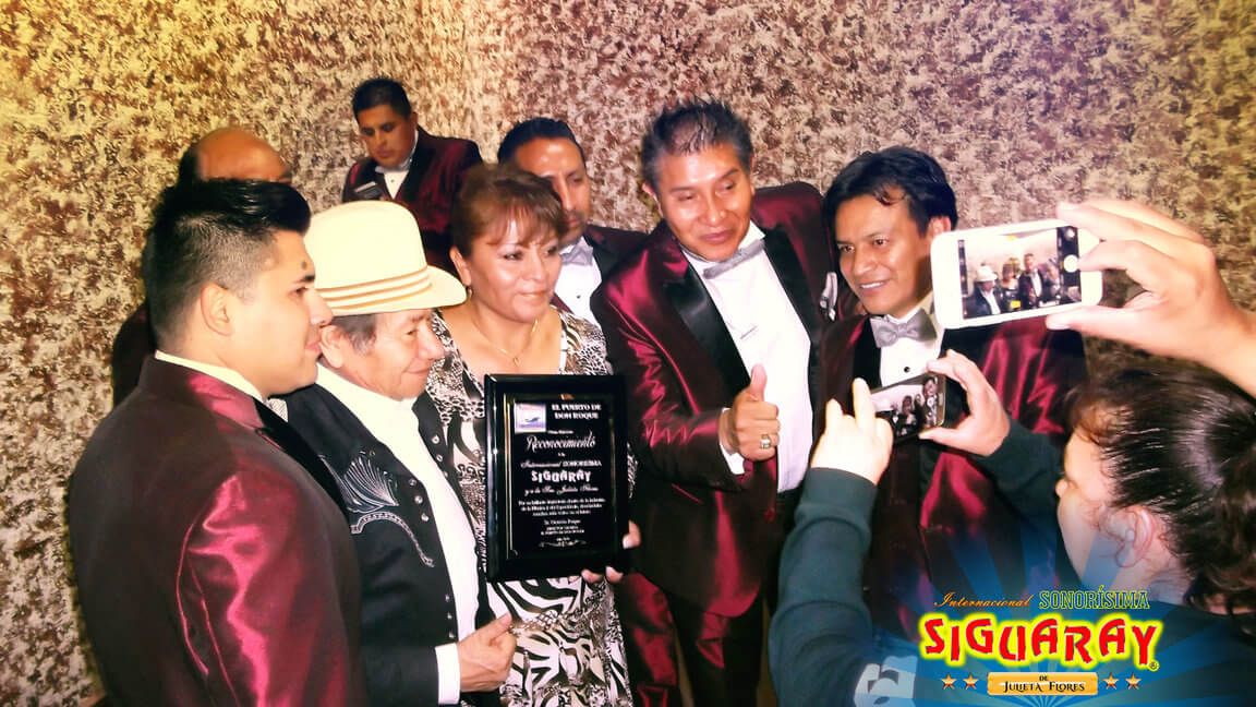 Entrega de reconocimiento a Siguaray