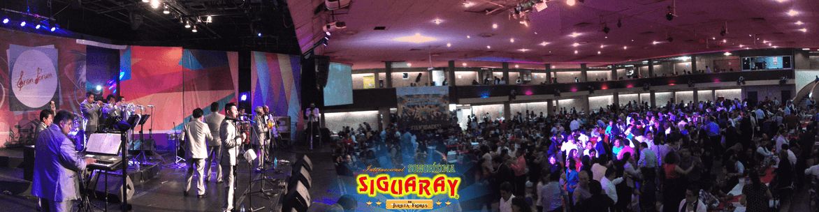 Panorámica de un salón lleno durante un concierto