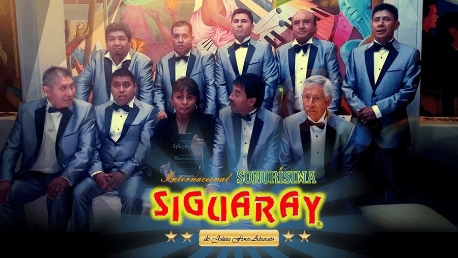 Integrantes de Siguaray con trajes azules