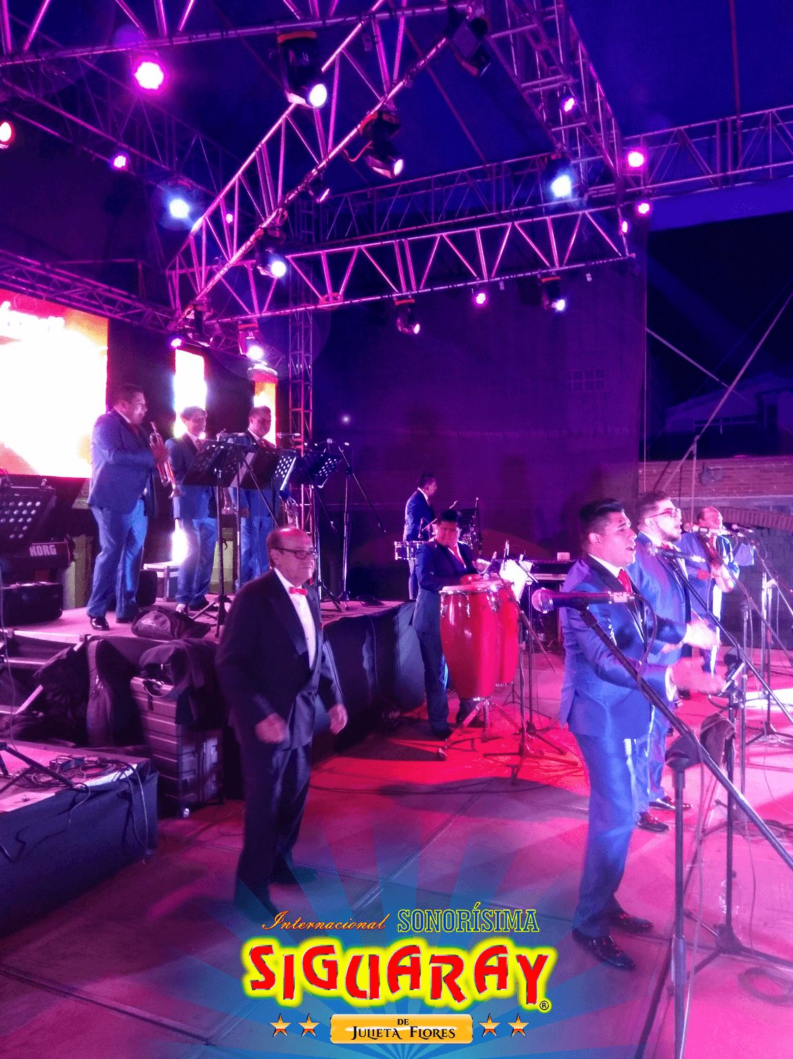 Presentación nocturna de Siguaray con luces