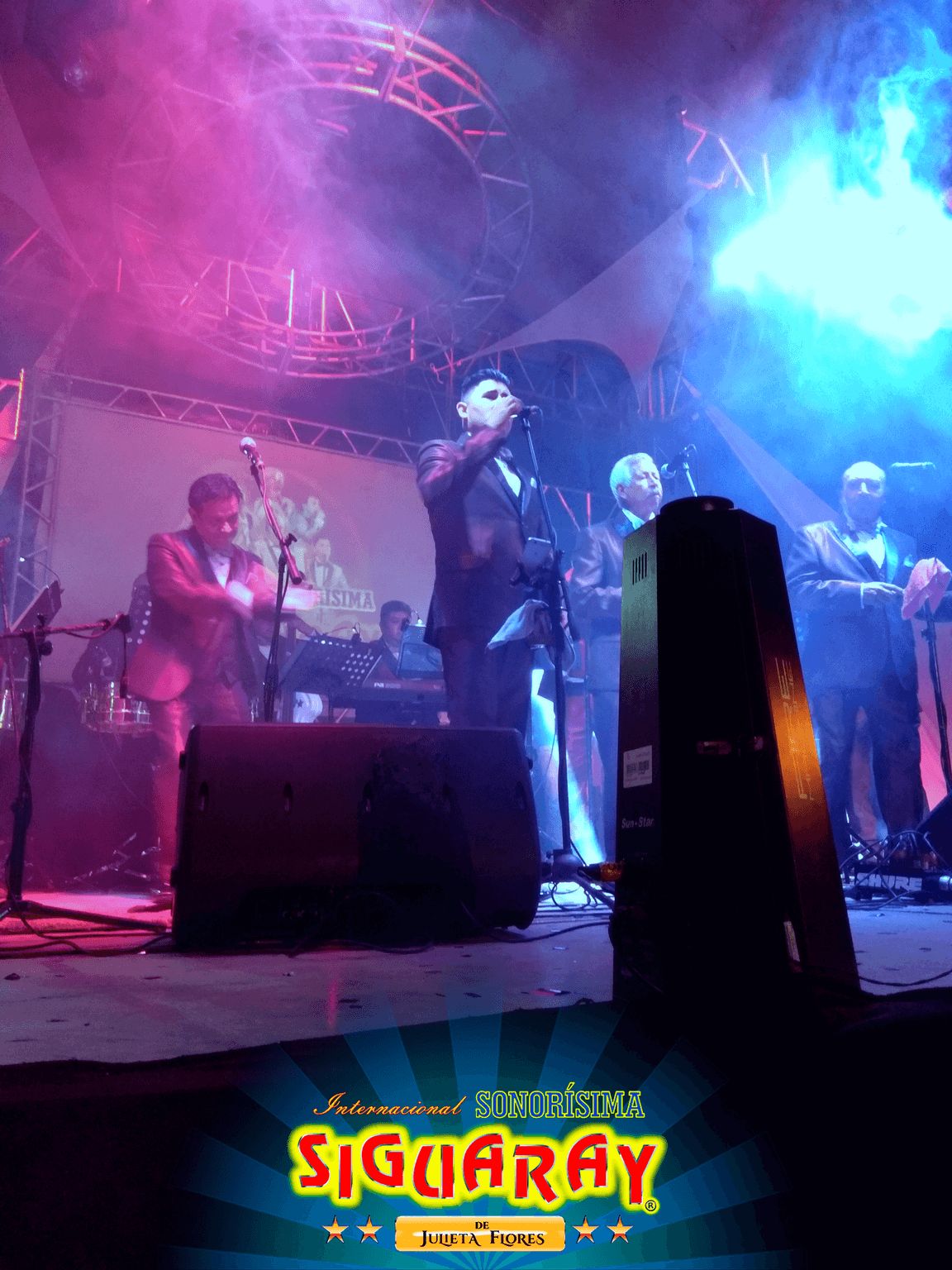 Siguaray en el escenario con iluminación azul