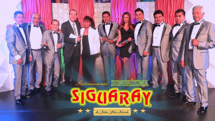 Integrantes de Siguaray en un set de televisión