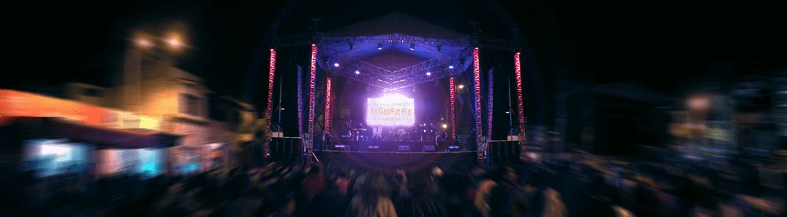 Vista nocturna de un concierto de Siguaray